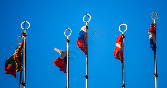 旗帜对着蓝天世界议会联盟蓝色机构地标政治办公室国家旅行背景图片