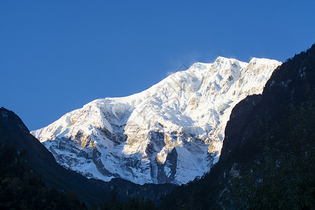 尼泊尔Annapurna 巡回特雷克路上的山丘背景图片