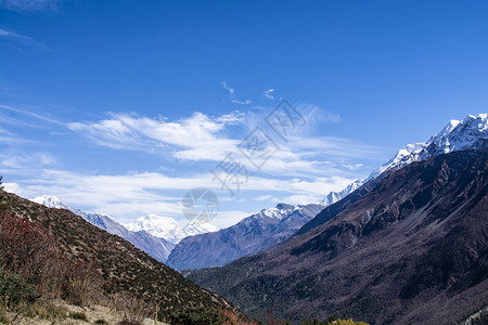 尼泊尔山上蓝天的蓝色天空低温雪山山峰场景环境山脉背景图片