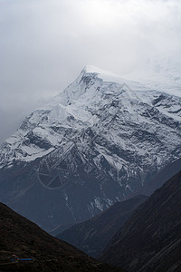 尼泊尔山岳 天上有云环境低温雪山天空山脉场景山峰背景图片