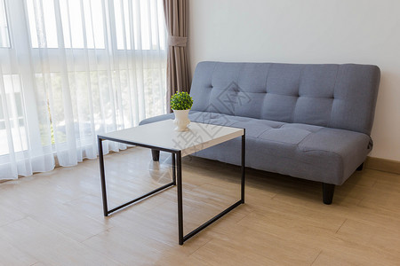 舒适的沙发 起居室有桌子和小工厂背景图片