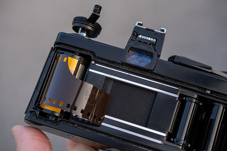 35学雷锋将35毫米胶片加载到摄像机里背景