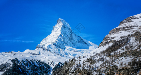 哈采普苏特雪山多角山峰 泽尔马Zerma全景地标假期晴天风景蓝色滑雪游客高山远足背景