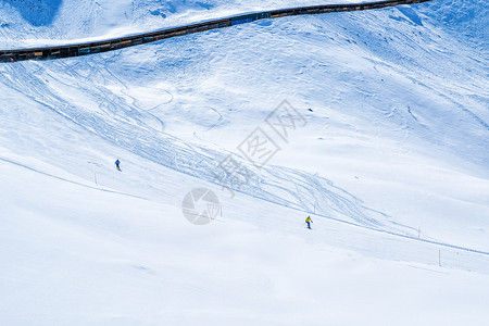 马嵬坡滑雪者独自带着头盔在通往马特霍的滑雪坡上滑雪山脉冒险运动顶峰天空单板男人晴天旅行假期背景