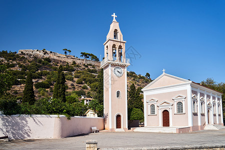 哈法利塔Kefalonia岛一座山丘上有钟塔和威尼斯堡垒的东正教教堂背景