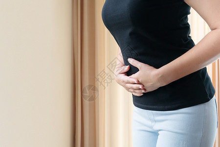 慢性浅表性胃炎妇女在家里忍受着痛苦的胃痛 慢性胃胃炎背景