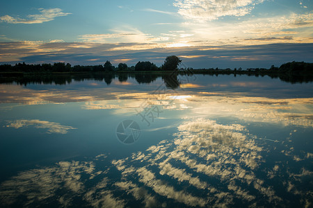 湖面云层的反射 在湖面背景图片