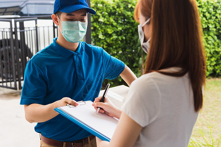 身穿统一防护面罩的冠状病毒 携带制服保护面罩邮政服务纸板运输邮件疾病工作顾客导游工人背景图片