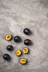 新鲜的成熟李子水果 全熟 切碎在石块混凝土上紫色甜点季节大理石蓝色食物营养收成石头饮食背景图片