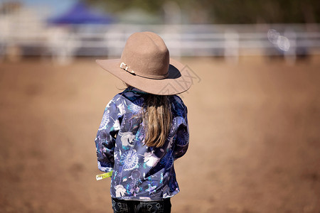 小牛仔女站在 尘土观察的奥多高清图片