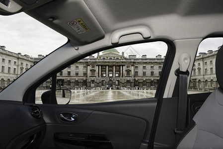 历史性车辆开往联合王国伦敦萨默塞特大厦的车窗背景
