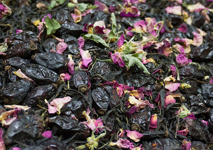 烟雾鲜花装饰画用鲜花和浆果泡茶 给莎莉送上香水杂草草地蜉蝣烟雾沙枣紫色野花玫瑰植物杯子背景