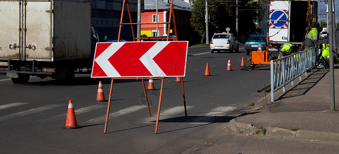 路上的大路标指示路径 道路工程 危险路段的绕行 道路维修背景图片