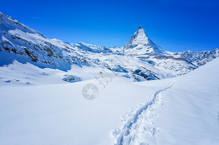 特威泽尔雪山多角山峰 泽尔马Zerma顶峰蓝色地标远足旅游游客岩石全景天空高山背景