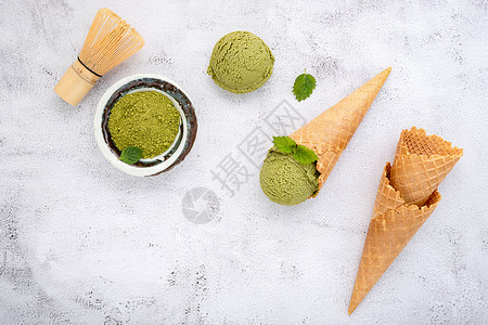 Matcha 绿色茶叶冰淇淋 配有华夫饼果和薄荷叶锥体甜点抹茶绿茶味道美食粉末圣代营养异国背景图片