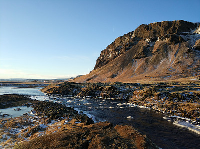 冬天石头素材冰岛冬季的山地景色令人惊叹 一条有瀑布的河流 自然油漆假期溪流旅行石头冒险风景岩石峡谷悬崖火山背景