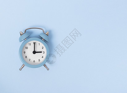 蓝色背景上的复古闹钟 单色简单平躺与复制空间 时间概念 图片背景图片