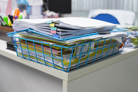 文件文件夹和堆在桌上的业务报告纸质文件工作标准商业文档贮存笔记数据办公室规格组织背景图片