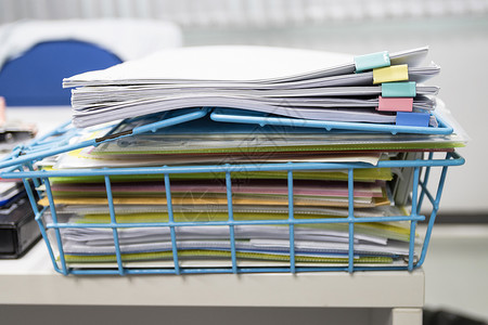 文件文件夹和堆在桌上的业务报告纸质文件笔记商业文档办公室数据桌子规格工作合同记录背景图片