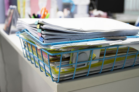 文件文件夹和堆在桌上的业务报告纸质文件桌子文档记录规格标准数据商业贮存办公室合同背景图片