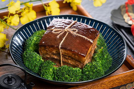 董奉Dong Po Rou多波猪肉 在一个绿色的美丽盘子上月球绳索节日烹饪立方体传统蔬菜桌子食物美食背景