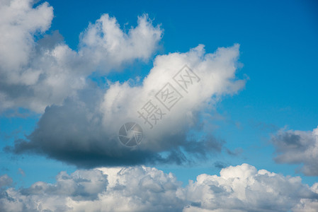 美丽的蓝色天空 秋天有白云天气多云气候墙纸白色青色太阳生长背景图片