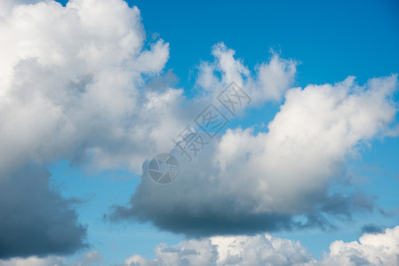 美丽的蓝色天空 秋天有白云太阳生长多云气候白色墙纸天气青色背景图片