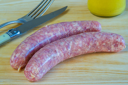 德国香肠布劳特武尔斯特产品熟食倾斜猪肉食物棕色背景图片