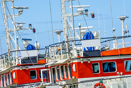 港口的切割渔具天空舰队天线蓝色海港雷达刀具高清图片