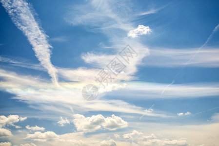 有云彩和条纹的天蓝色白色天气线条背景图片