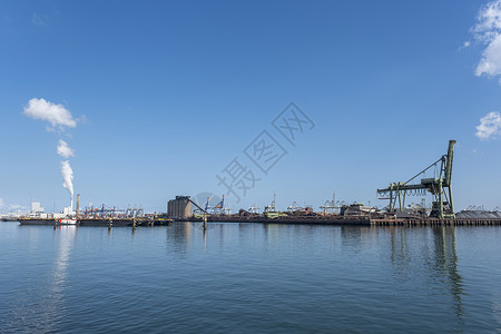 鹿特丹港Maasvlakte的煤炭码头wih大型工业起重机 用于在鹿特丹港马斯弗拉克特处理煤炭运输码头起重机加载工业货物出口港口背景