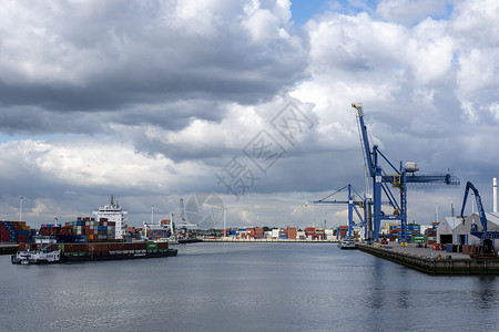 集装箱船停泊在鹿特丹港的一个集装箱码头 该港口是欧洲最大的港口 方便腹地的需要运输机械加载大部分卸载出口进口技术起重机龙门架背景图片