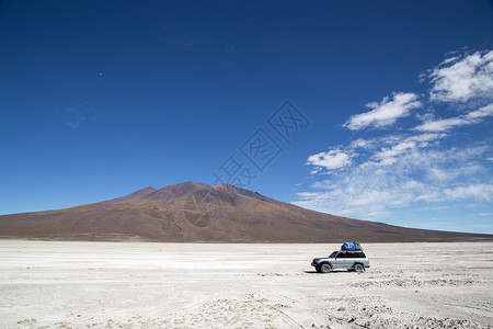 蓝色越野车玻利维亚沙漠运输旅游驾驶胜地越野车全景天空越野车辆背景