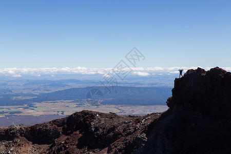 位于恩古鲁霍埃山火山口边缘的人高清图片