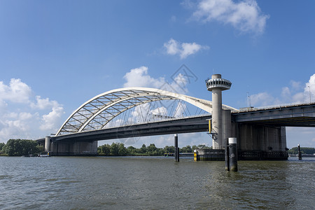 鹿特丹的桥天空货运支撑商品工作运输交通血管海岸导航背景图片