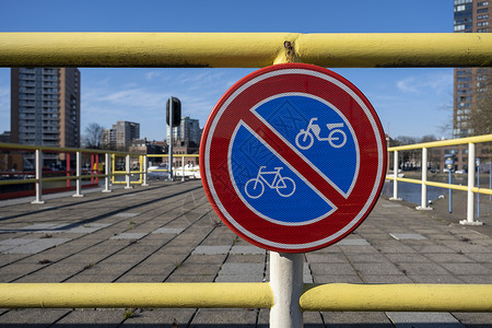 没有自行车标志蓝色的摩托车高清图片