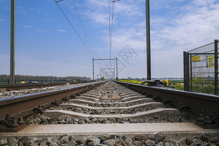 铁路通向距离的通道 荷兰 20042004年曲目旅行基础设施路口金属平行石头小路碎石火车背景图片