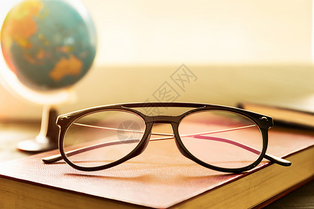 窗边的眼眼镜和书世界植物群学习教育桌子小说窗户模拟镜片眼镜背景图片