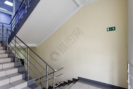 高楼楼楼层之间内部楼梯的阶梯办公室鱼眼脚步石头地面栏杆建筑学金属楼梯间出口背景图片