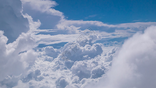 天空背景中美丽的云层 从飞机上看出来天气多云白色旅行天堂地平线航班空气阳光风景背景图片