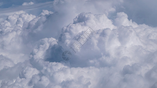 天空背景中美丽的云层 从飞机上看出来风景阳光白色旅行蓝色天线天堂航班空气天气背景图片