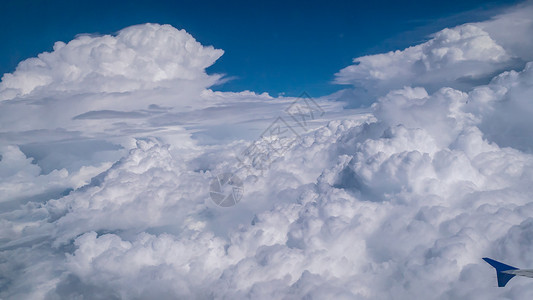 天空背景中美丽的云层 从飞机上看出来风景空气蓝色多云天堂天气天线地平线航班白色背景图片