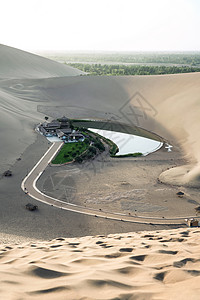 新月泉明沙沙漠的尤亚泉爬坡荒野月亮地形旅行旅游沙丘游客风景干旱背景