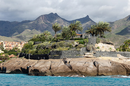 科斯塔阿德耶 特纳里夫岩石白色火山房子建筑山脉蓝天海滩绿色教会背景图片