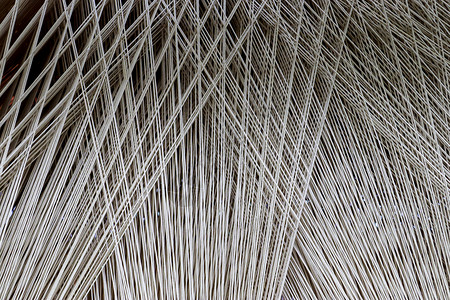 编织扫帚在一个叫做结织机器的编织机中 大量线条的贴近纹理细绳材料扫帚编织工厂纤维织机稻草缠绕纺织品背景