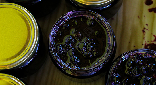 樱满集虚空自制苦莓果酱 托盘上放着满罐自制苦莓果酱 野樱莓果酱背景