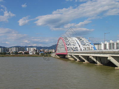 南韩春川市天道附近的索阳江桥宋江城市旅游风景雕像公园航程地标观光建筑学旅行背景