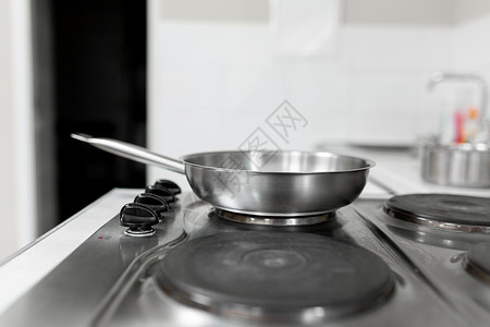 家用电煮锅在电炉灶上煎锅 家用烹饪背景