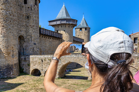 法国著名的卡卡松古城堡的景象堡垒女性纪念碑世界城堡历史遗产旅游旅行全景背景图片