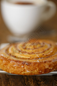 带卡布西诺的糕饼卷糕点螺旋高架咖啡包子杯子巧克力早餐面团葡萄干背景图片